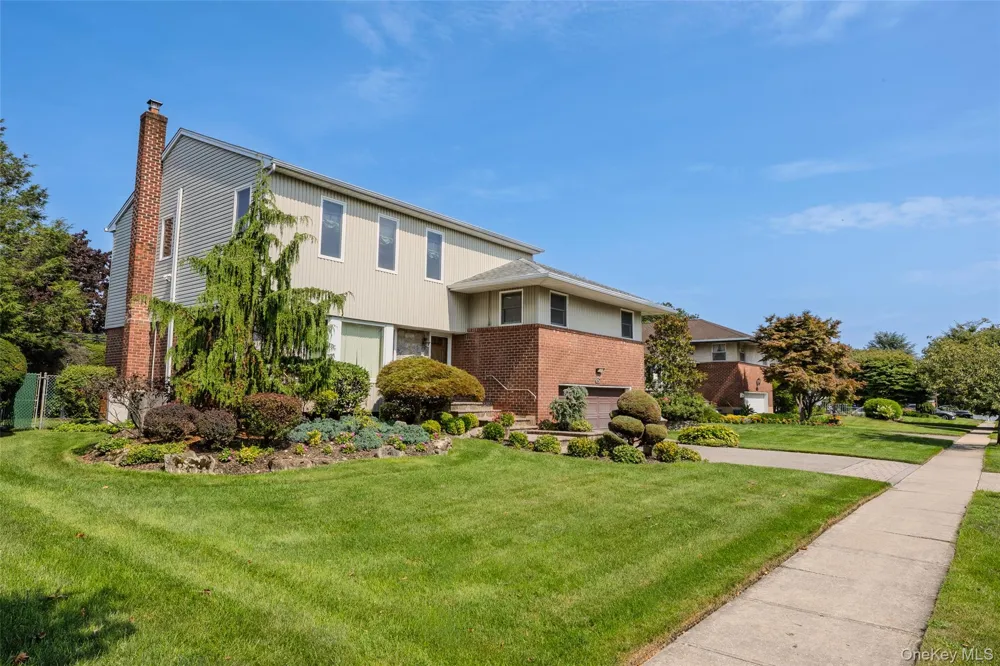 16 Winthrop Road Plainview, NY 11803