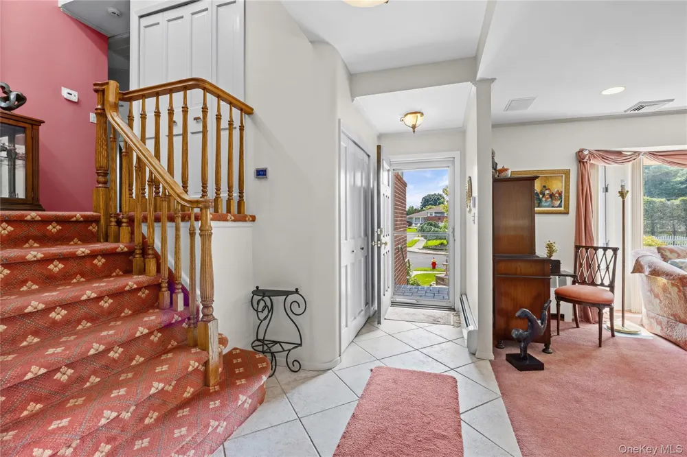 16 Winthrop Road Plainview, NY 11803