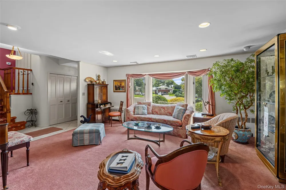 16 Winthrop Road Plainview, NY 11803