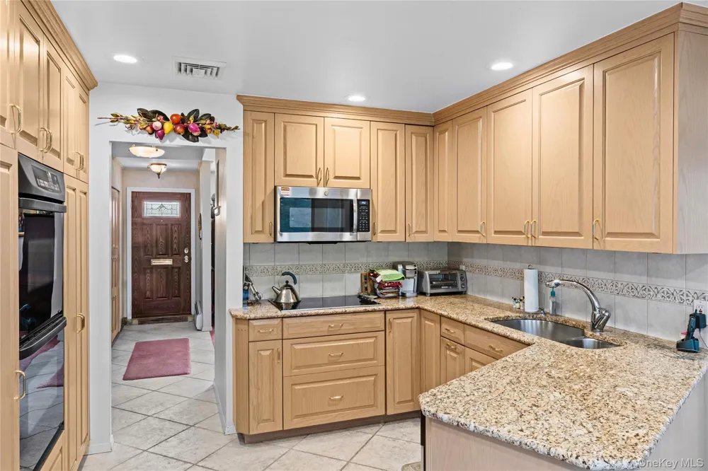 16 Winthrop Road Plainview, NY 11803