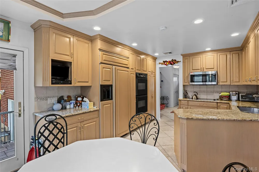 16 Winthrop Road Plainview, NY 11803