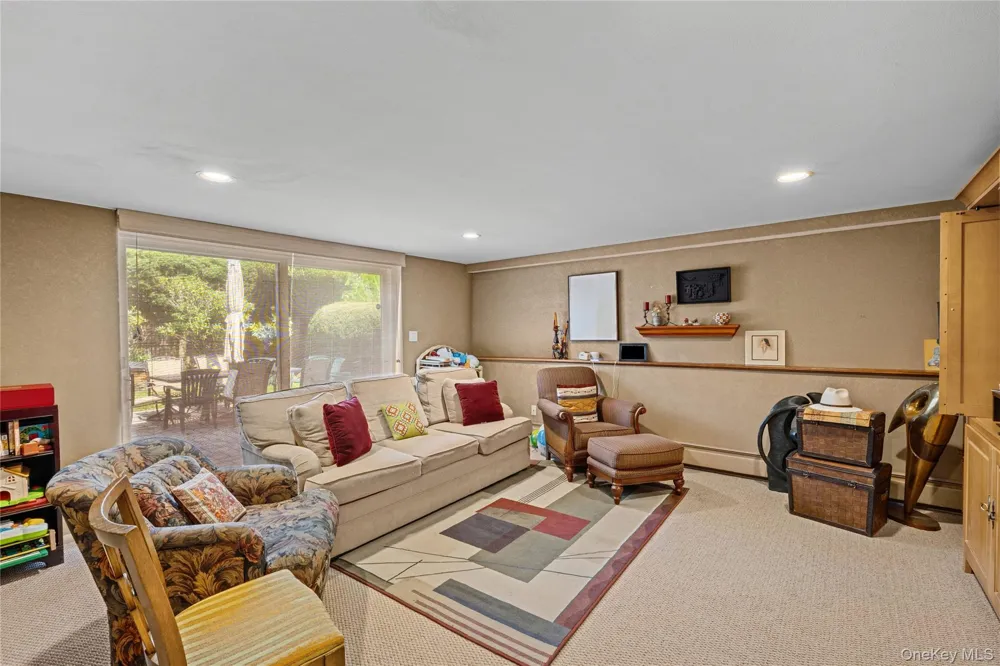 16 Winthrop Road Plainview, NY 11803
