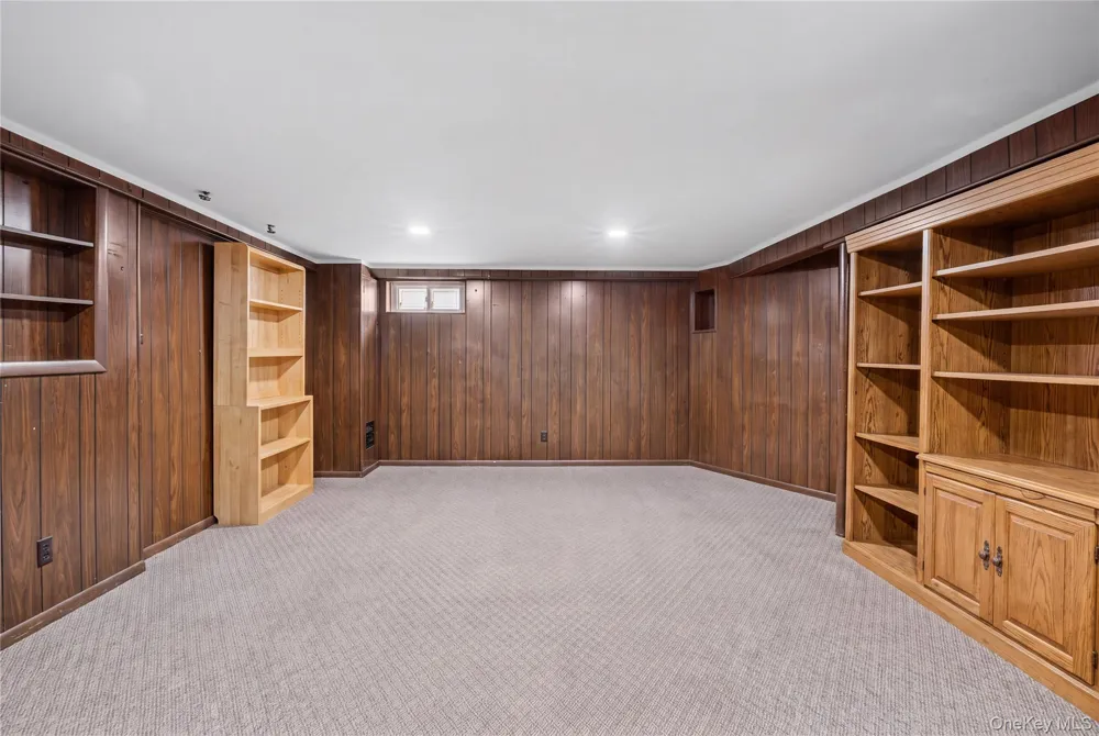16 Winthrop Road Plainview, NY 11803