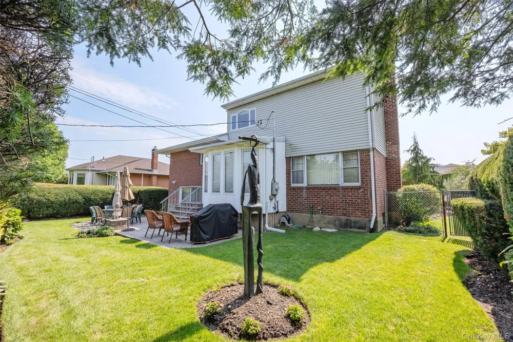16 Winthrop Road Plainview, NY 11803