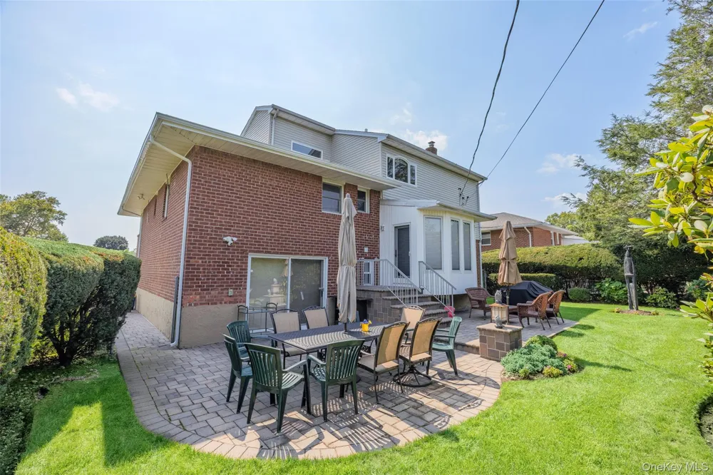 16 Winthrop Road Plainview, NY 11803