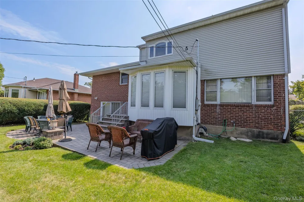 16 Winthrop Road Plainview, NY 11803