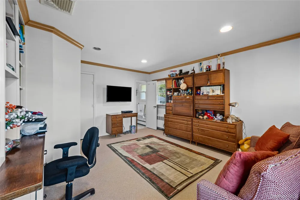 16 Winthrop Road Plainview, NY 11803