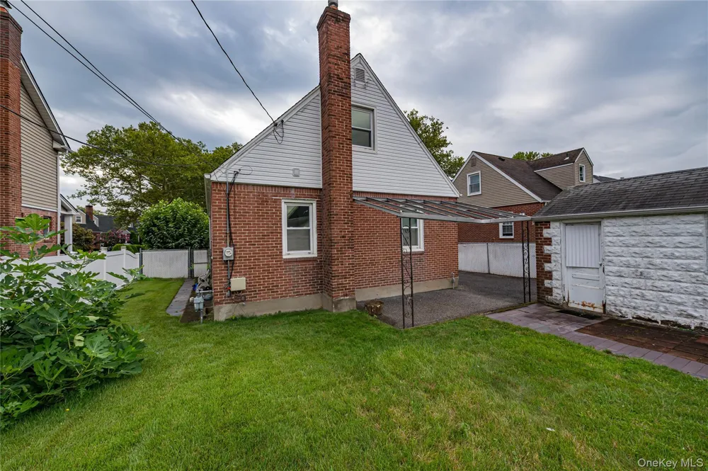 15 Yale Boulevard New Hyde Park, NY 11040