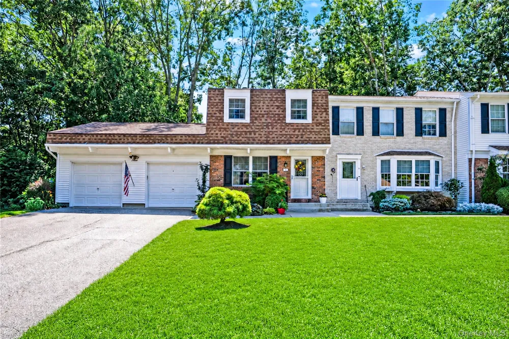 5 Stockton Commons Yaphank, NY 11980