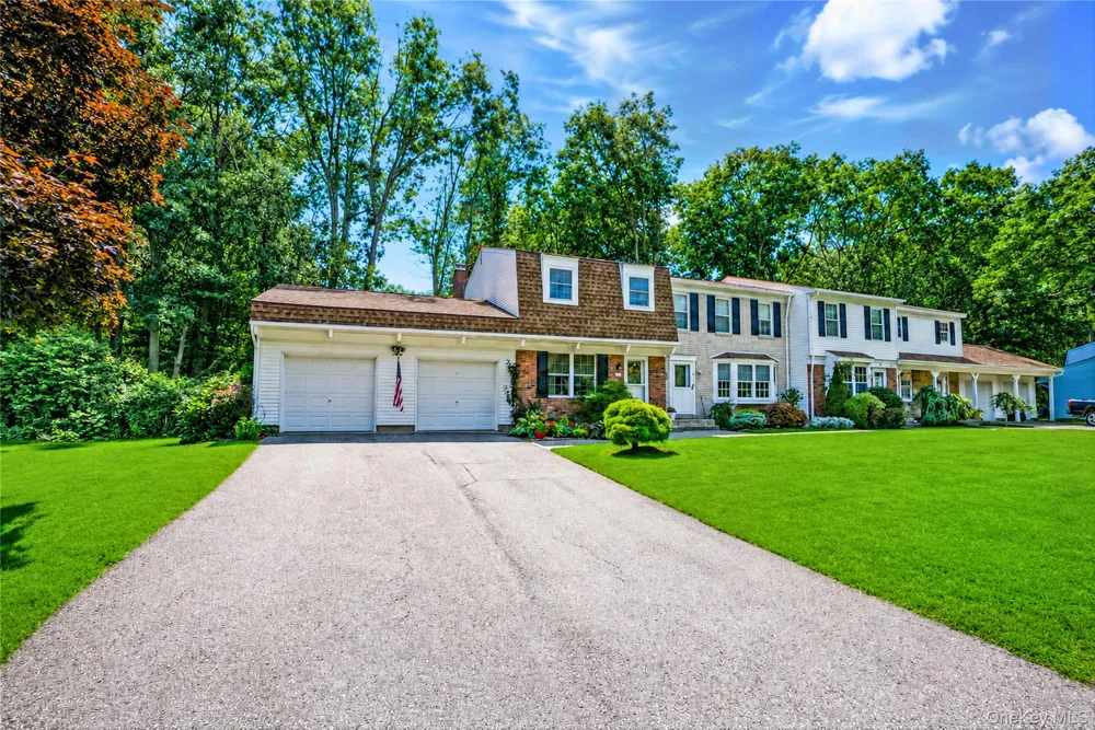 5 Stockton Commons Yaphank, NY 11980