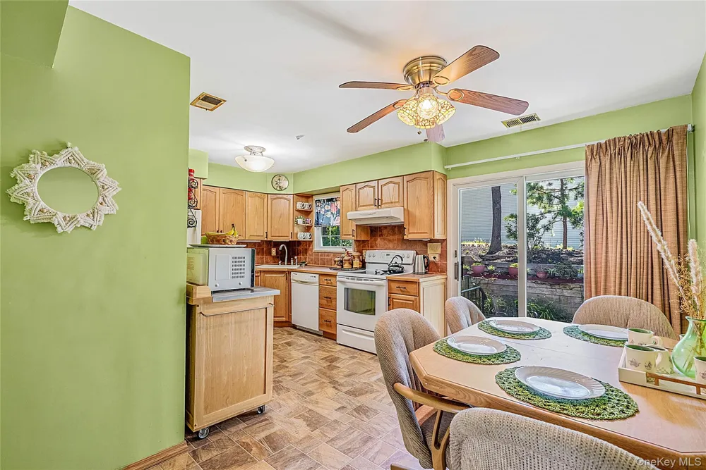 5 Stockton Commons Yaphank, NY 11980