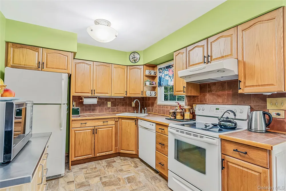5 Stockton Commons Yaphank, NY 11980