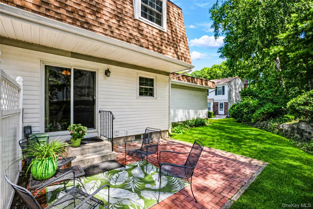 5 Stockton Commons Yaphank, NY 11980