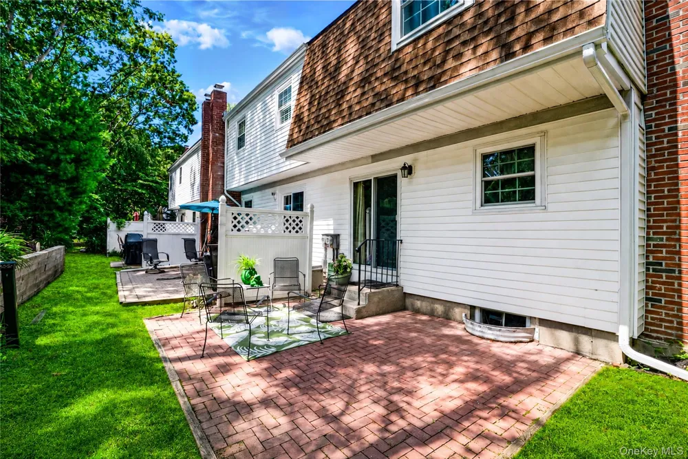 5 Stockton Commons Yaphank, NY 11980