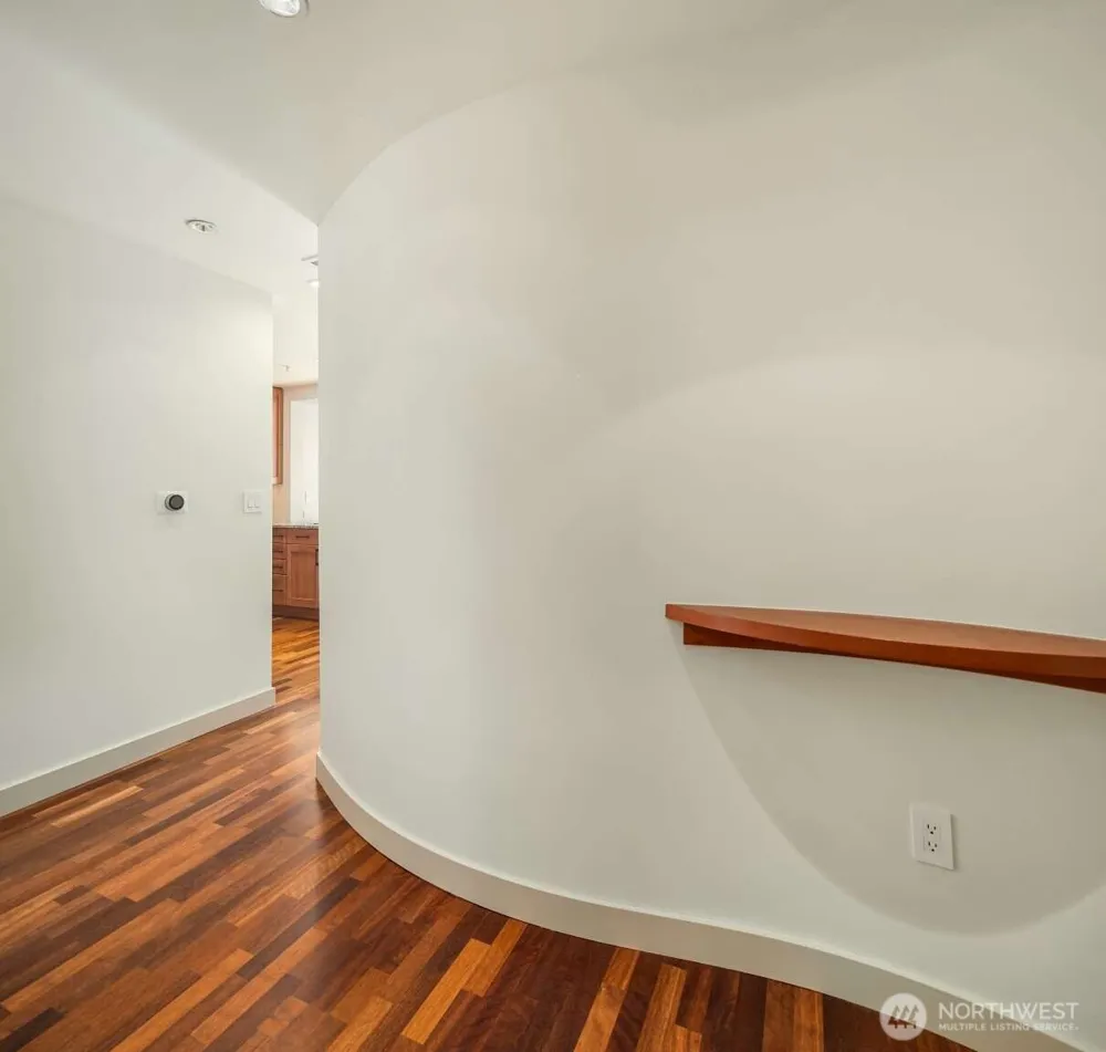 10610 NE 9th Place #903 Bellevue, WA 98004