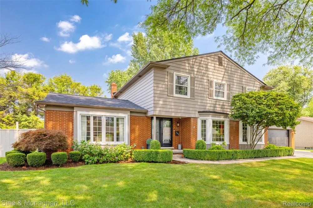 792 S Rosedale Court Grosse Pointe Woods City, MI 48236