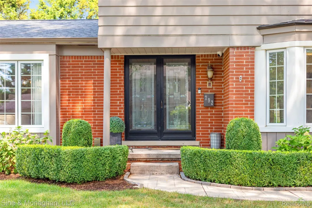 792 S Rosedale Court Grosse Pointe Woods City, MI 48236