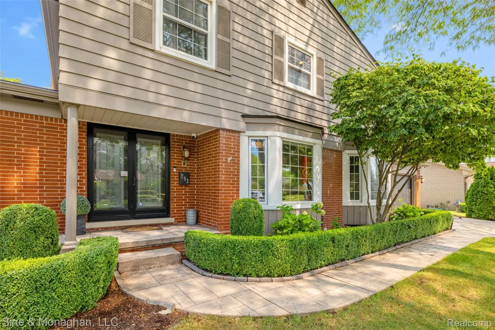 792 S Rosedale Court Grosse Pointe Woods City, MI 48236