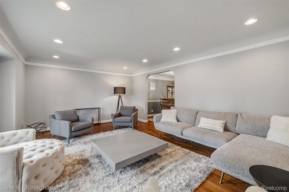792 S Rosedale Court Grosse Pointe Woods City, MI 48236