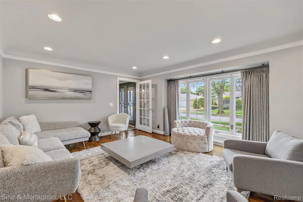 792 S Rosedale Court Grosse Pointe Woods City, MI 48236