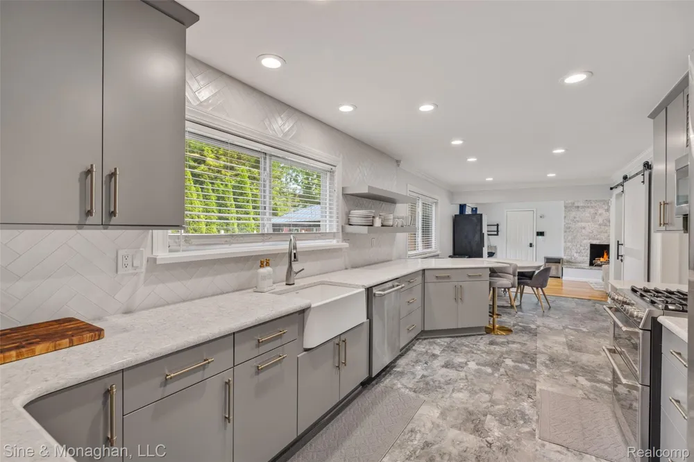 792 S Rosedale Court Grosse Pointe Woods City, MI 48236