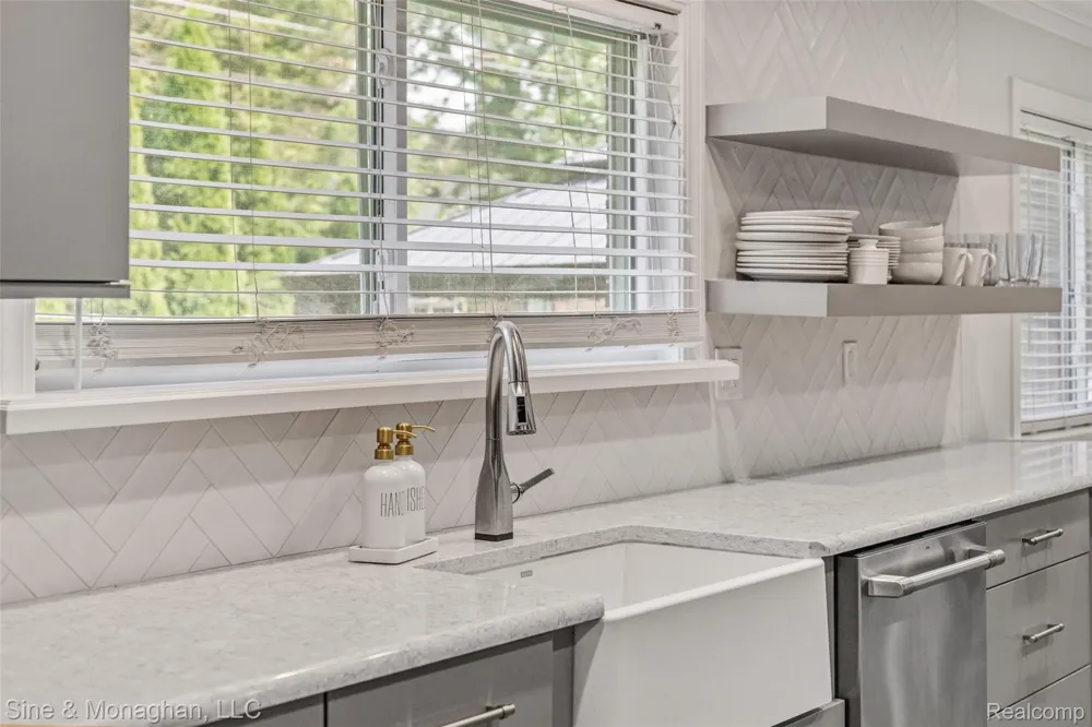 792 S Rosedale Court Grosse Pointe Woods City, MI 48236
