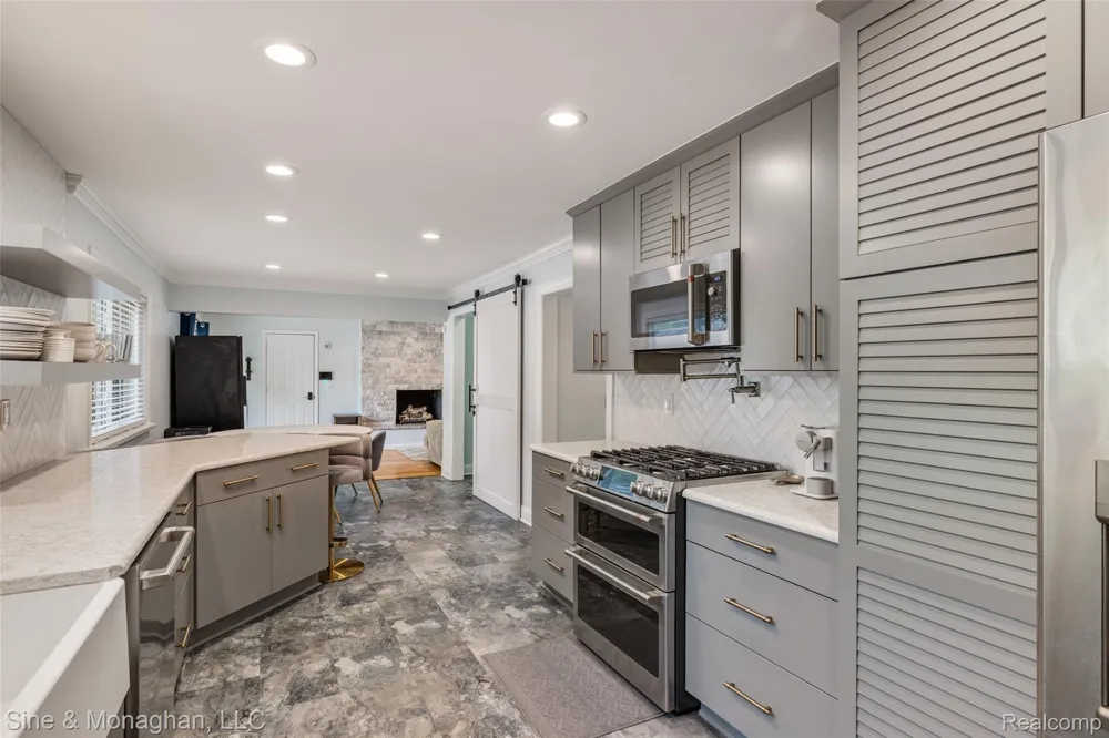 792 S Rosedale Court Grosse Pointe Woods City, MI 48236