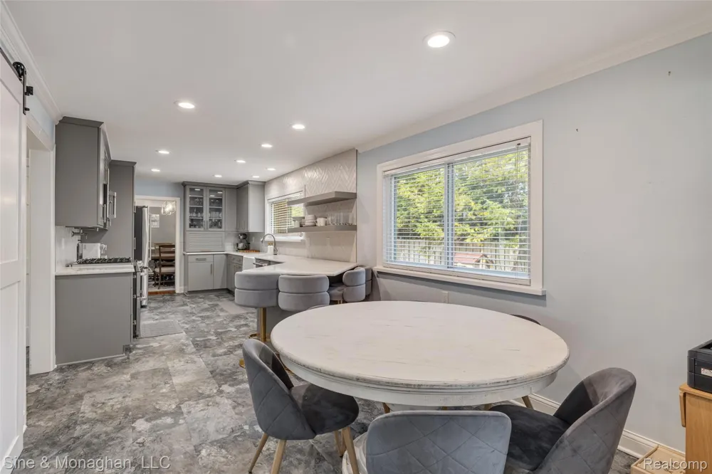 792 S Rosedale Court Grosse Pointe Woods City, MI 48236