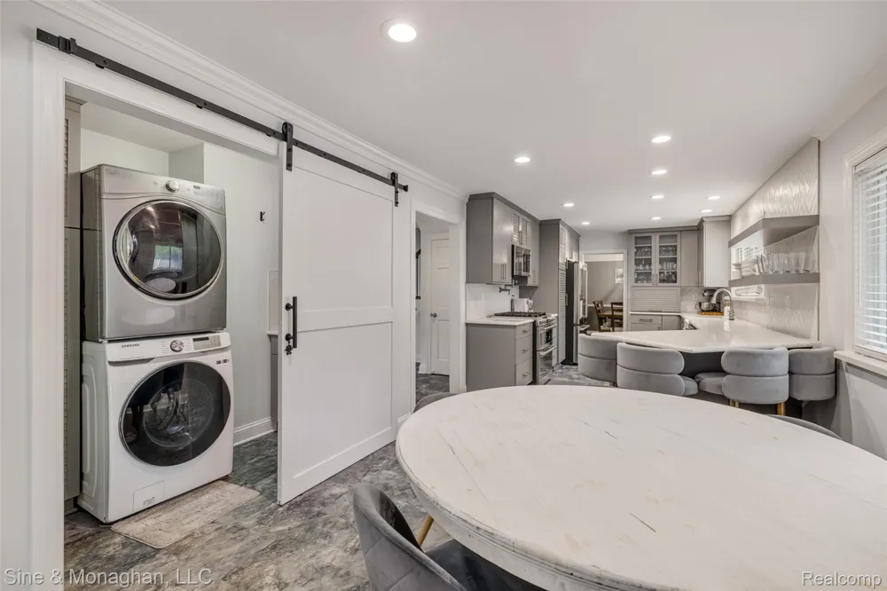792 S Rosedale Court Grosse Pointe Woods City, MI 48236