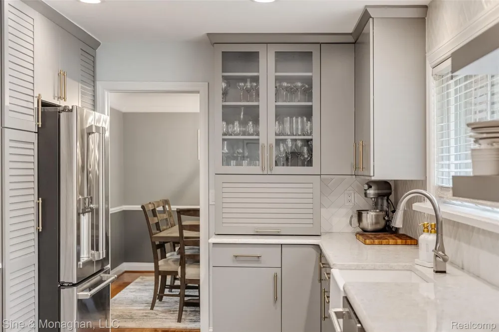 792 S Rosedale Court Grosse Pointe Woods City, MI 48236