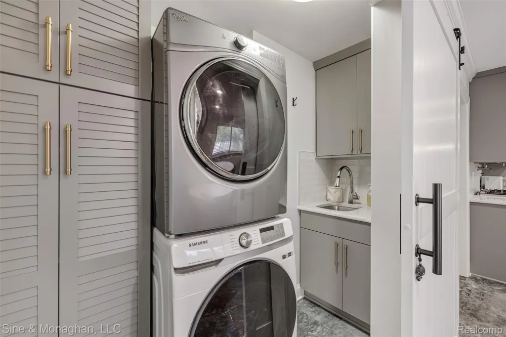 792 S Rosedale Court Grosse Pointe Woods City, MI 48236