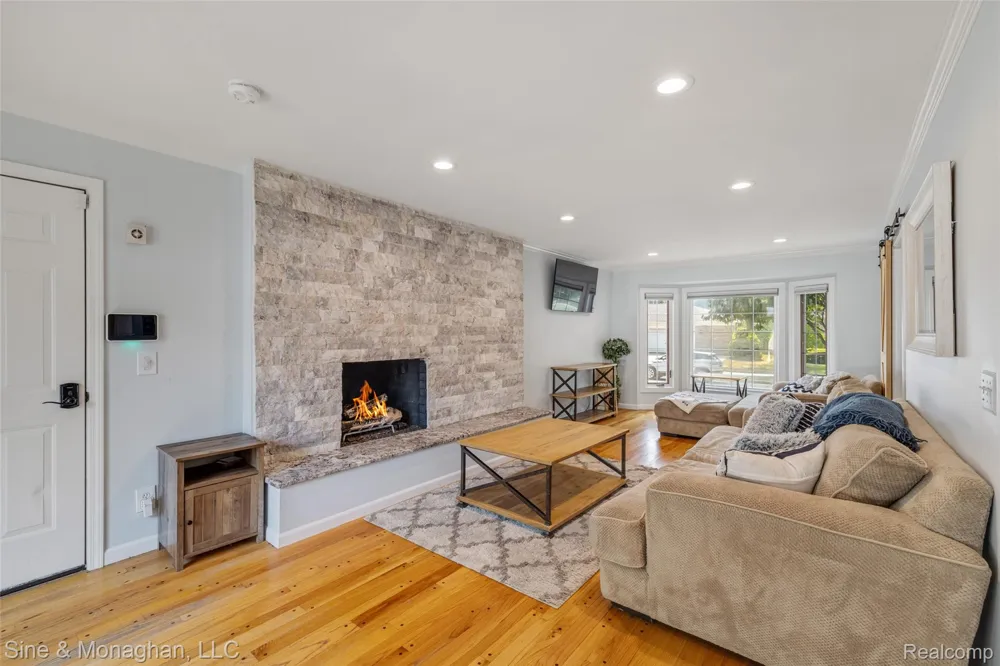 792 S Rosedale Court Grosse Pointe Woods City, MI 48236