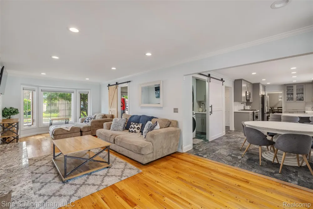 792 S Rosedale Court Grosse Pointe Woods City, MI 48236