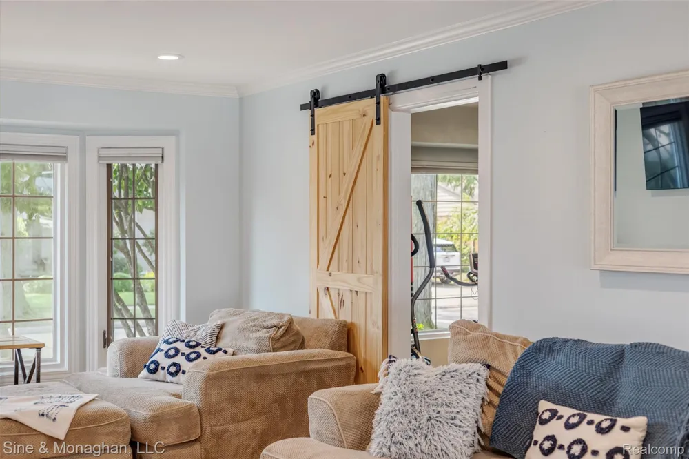 792 S Rosedale Court Grosse Pointe Woods City, MI 48236