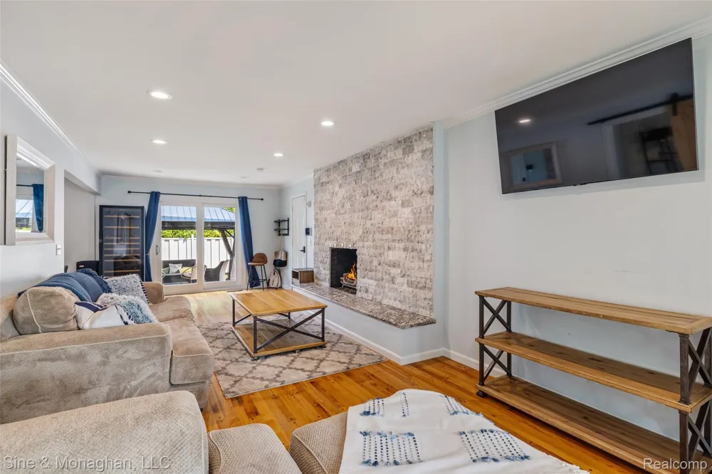 792 S Rosedale Court Grosse Pointe Woods City, MI 48236