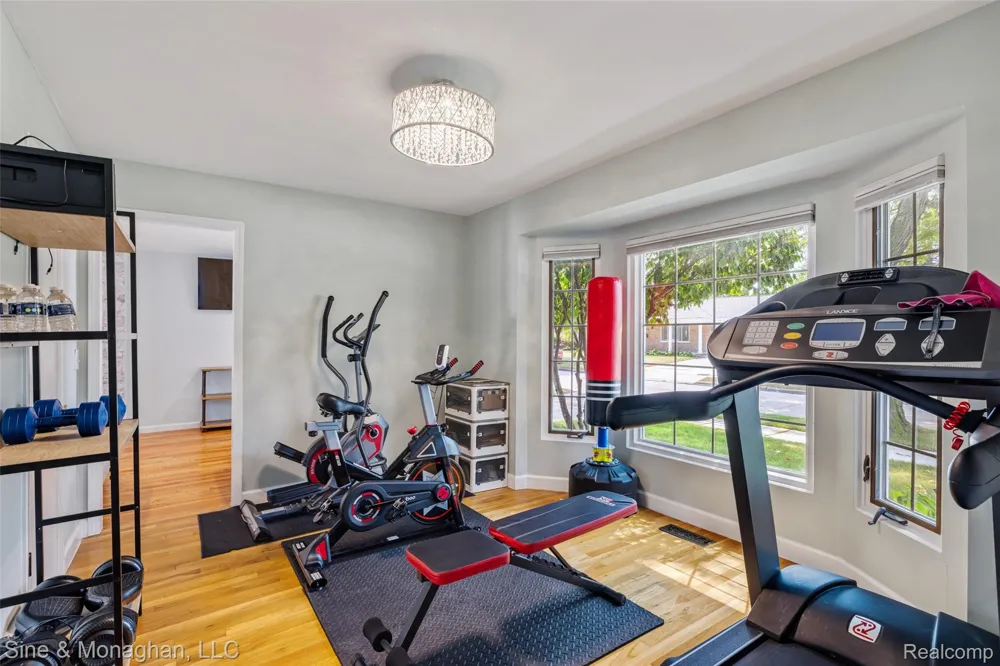 792 S Rosedale Court Grosse Pointe Woods City, MI 48236