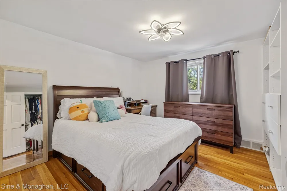 792 S Rosedale Court Grosse Pointe Woods City, MI 48236