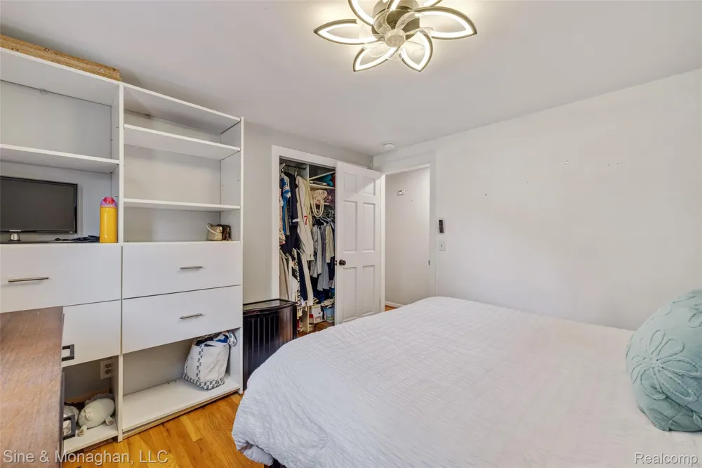 792 S Rosedale Court Grosse Pointe Woods City, MI 48236