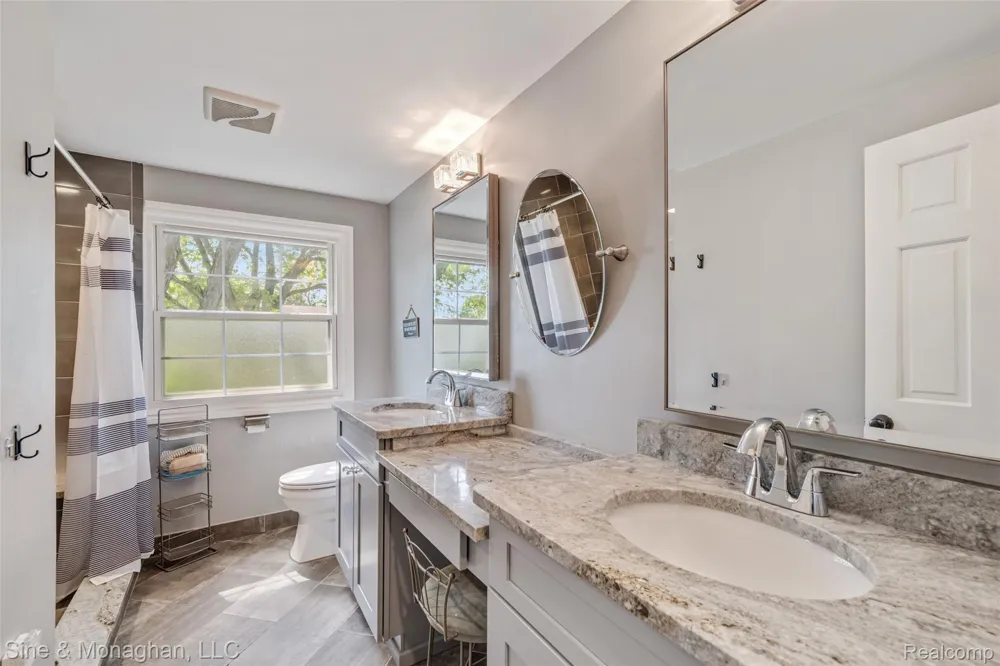 792 S Rosedale Court Grosse Pointe Woods City, MI 48236
