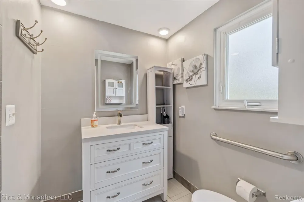 792 S Rosedale Court Grosse Pointe Woods City, MI 48236