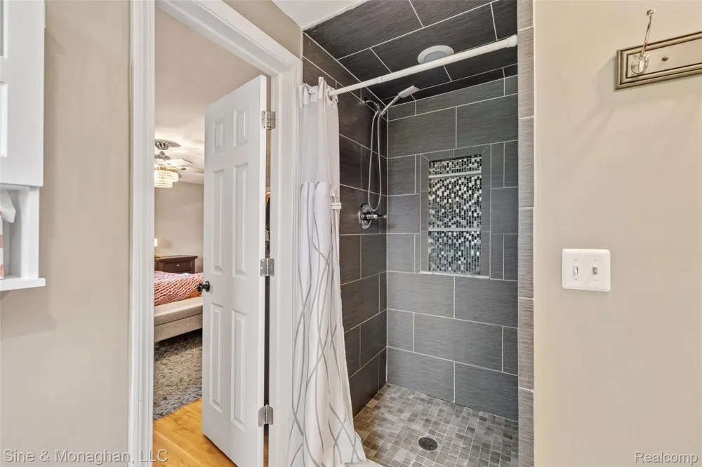 792 S Rosedale Court Grosse Pointe Woods City, MI 48236