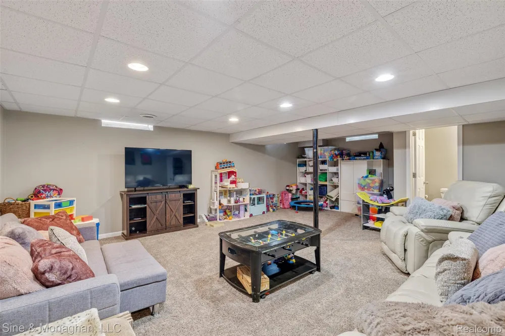 792 S Rosedale Court Grosse Pointe Woods City, MI 48236