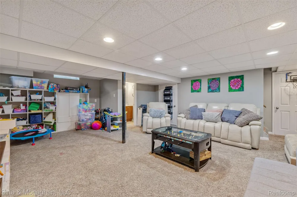 792 S Rosedale Court Grosse Pointe Woods City, MI 48236