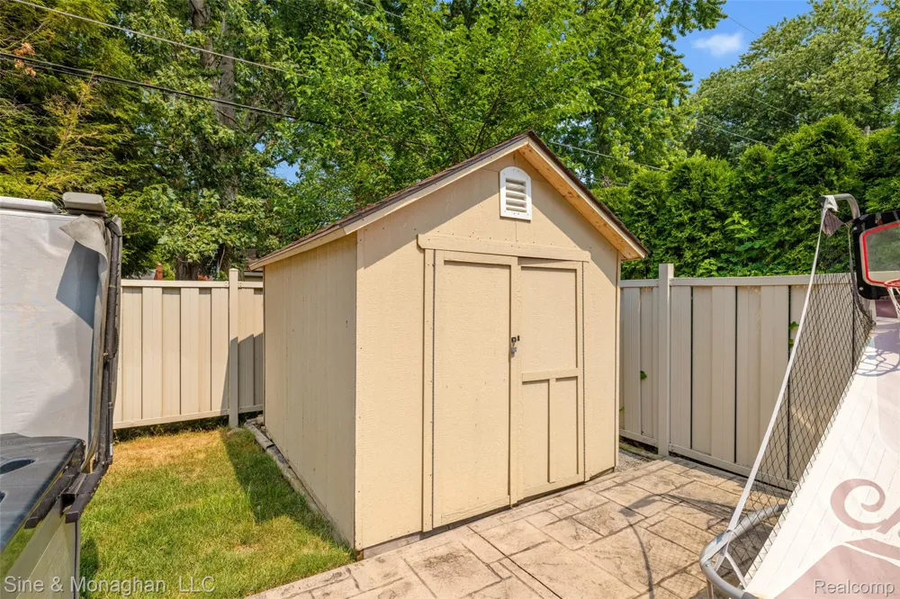 792 S Rosedale Court Grosse Pointe Woods City, MI 48236