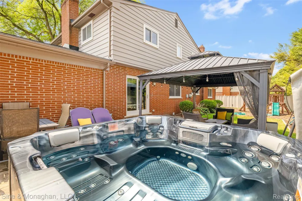 792 S Rosedale Court Grosse Pointe Woods City, MI 48236