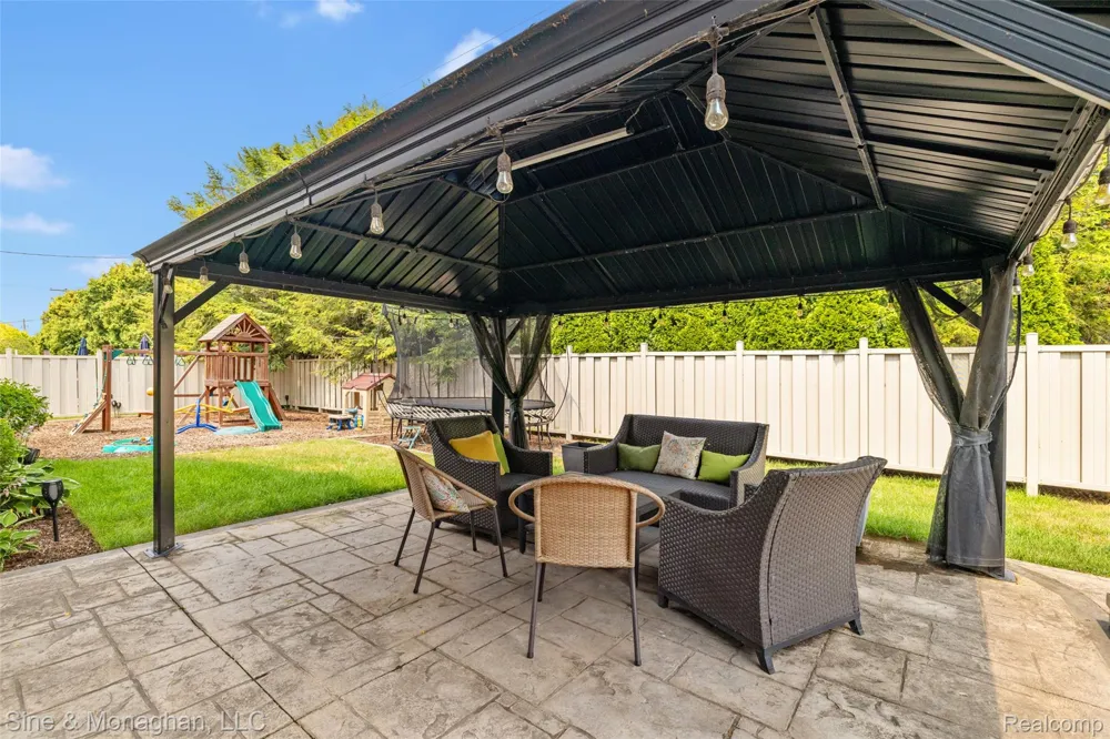 792 S Rosedale Court Grosse Pointe Woods City, MI 48236