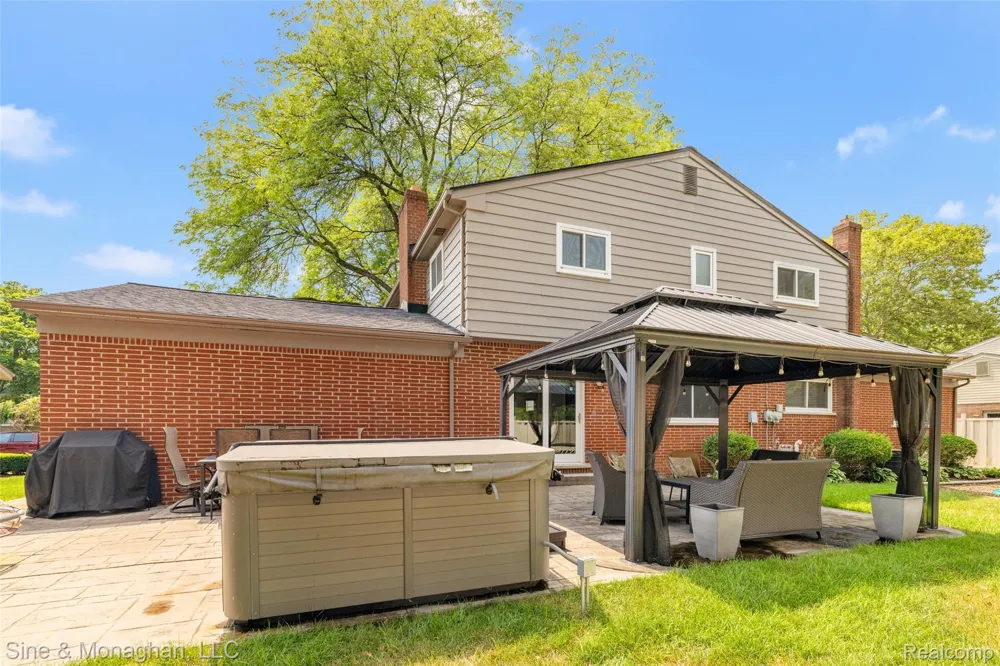 792 S Rosedale Court Grosse Pointe Woods City, MI 48236