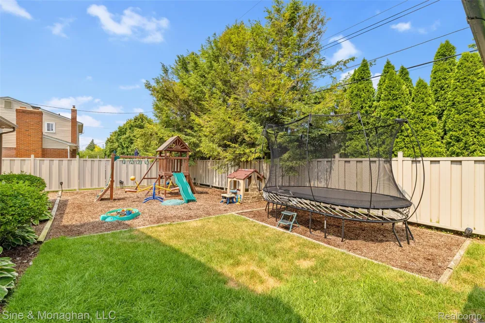 792 S Rosedale Court Grosse Pointe Woods City, MI 48236
