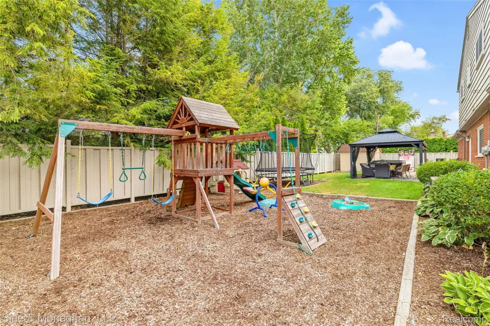 792 S Rosedale Court Grosse Pointe Woods City, MI 48236