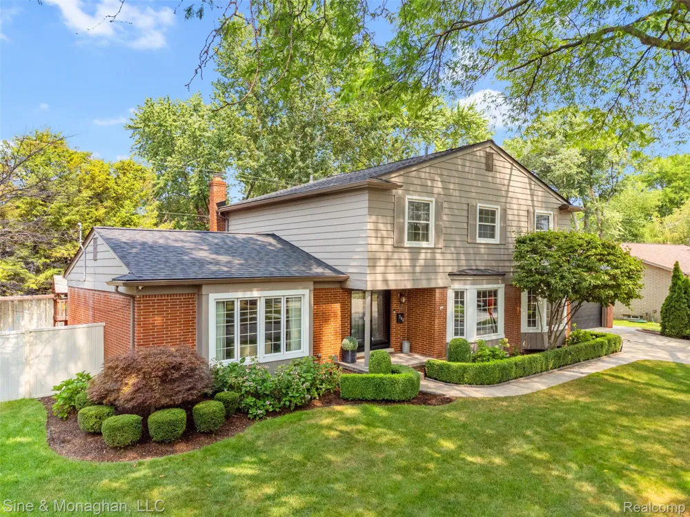 792 S Rosedale Court Grosse Pointe Woods City, MI 48236
